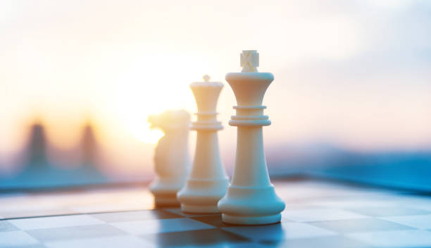 scacchiera e pezzi in una partita a scacchi - regina di scacchi foto e immagini stock