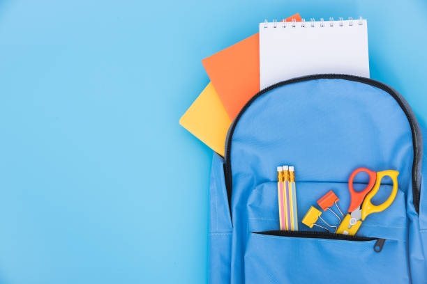 мешок рюкзак для детей образования - scissors red school supplies isolated стоковые фото и изображения