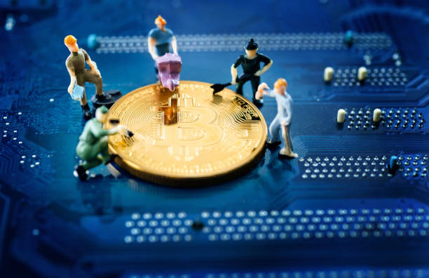 statuetta e bitcoin d'oro su chip per computer - figurine computer repairing computer network foto e immagini stock