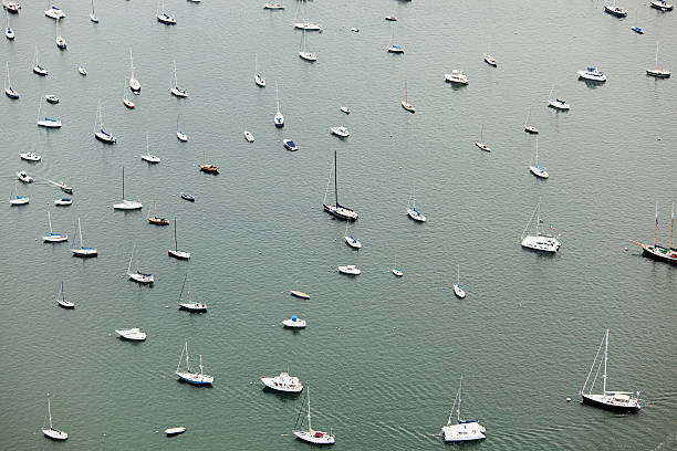 barcos na água, newport county, rhode island, eua - aquidneck island - fotografias e filmes do acervo