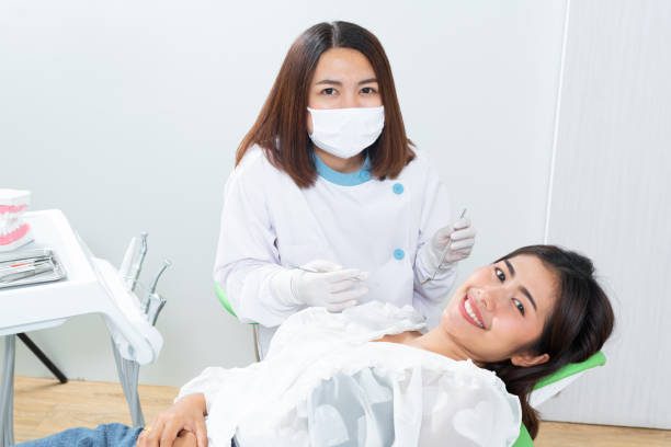 азиатский стоматолог изучает зубы азиатских женщин-пациенток в стоматологической клинике - dentist asian ethnicity portrait male стоковые фото и изображения