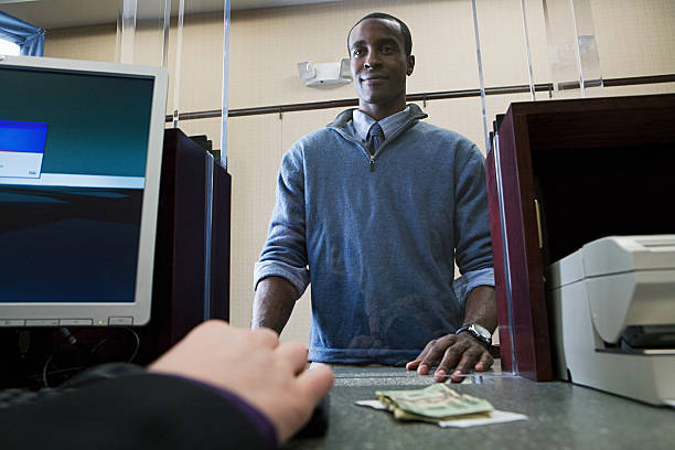 cliente e a caixa de banco - bank bank teller customer banking imagens e fotografias de stock