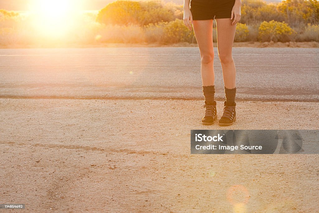 Giovane donna in piedi sul ciglio della strada, Sezione inferiore - Foto stock royalty-free di Los Angeles - Città