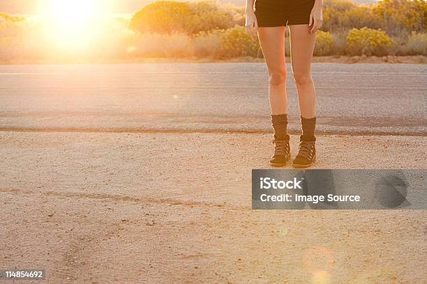 Giovane Donna In Piedi Sul Ciglio Della Strada Sezione Inferiore - Fotografie stock e altre immagini di Los Angeles - Città