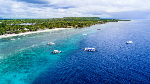 panorama immagine drone aerea della spiaggia di sabbia bianca alona a panglao, bohol, filippine - bohol foto e immagini stock