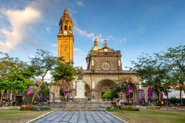 facade of manila cathedral - manila imagens e fotografias de stock