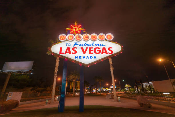 el famoso letrero de las vegas - welcome to fabulous las vegas sign las vegas metropolitan area famous place night fotografías e imágenes de stock