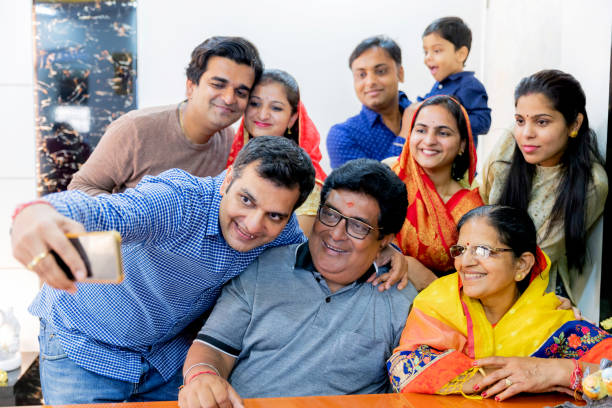 multi família da geração que toma o selfie no telefone - indian culture family senior adult asian ethnicity - fotografias e filmes do acervo