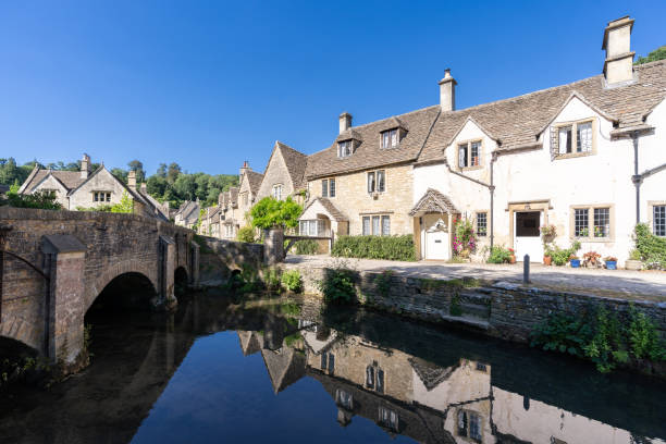 vilas de cotswolds em inglaterra reino unido - castle combe - fotografias e filmes do acervo