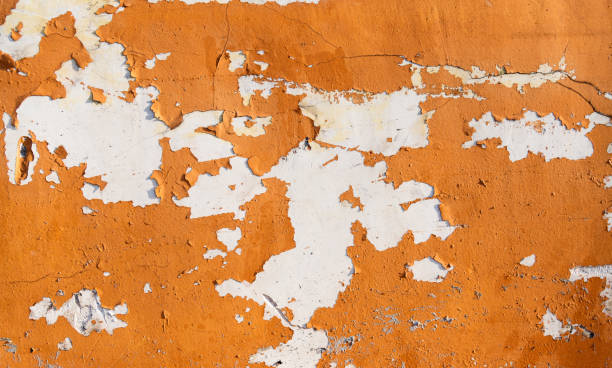 wand mit geschältem farbhintergrund - orange wall textured paint stock-fotos und bilder