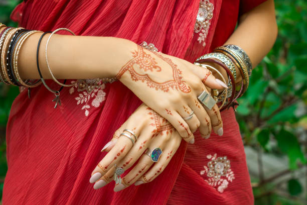 indische frau in traditionellem sari-kleid mit henna-tattoos - wedding indian culture pakistan henna tattoo stock-fotos und bilder