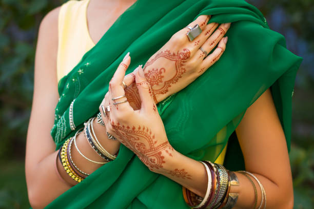 mulher indiana no vestido tradicional do sari com tatuagem do henna - wedding indian culture pakistan henna tattoo - fotografias e filmes do acervo