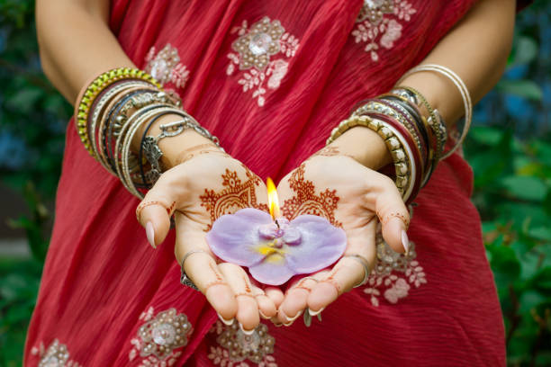 전통 사리 드레스와 헤나 문신 홀드 불타는 연꽃 촛불 인도 여성 - indian culture bride women henna tattoo 뉴스 사진 이미지