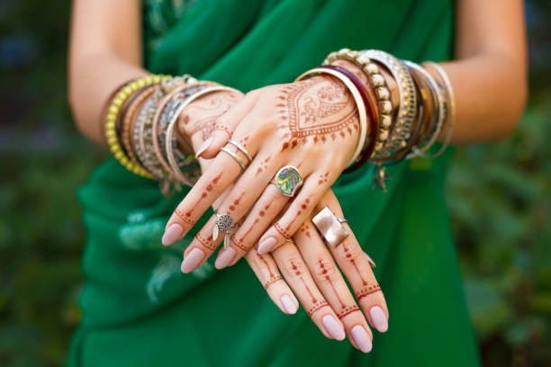 indische frau in traditionellem sari-kleid mit henna-tattoos - wedding indian culture pakistan henna tattoo stock-fotos und bilder