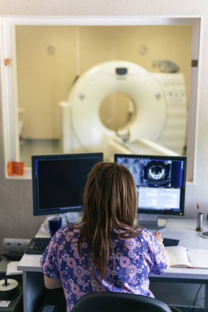 방사선 학자 작업, 의료 사례 모니터링. - pet 스캔 기계 뉴스 사진 이미지