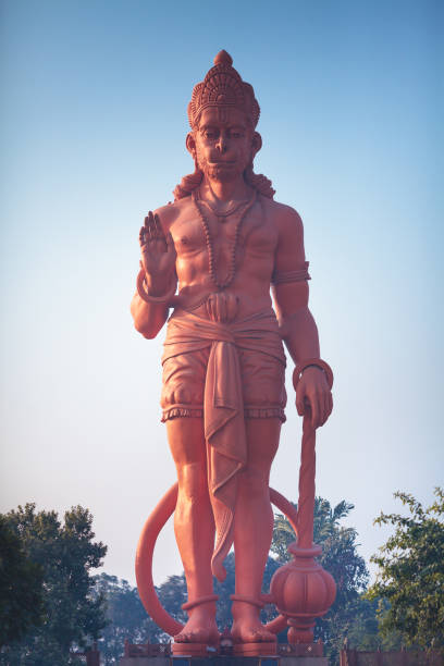 große statue von rotem hanuman. - hanuman stock-fotos und bilder