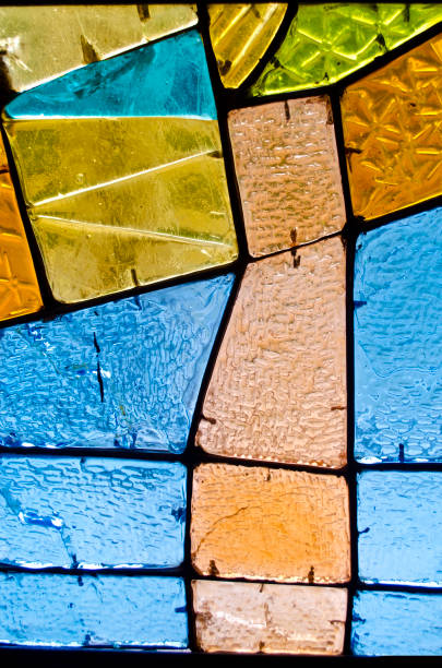 추상적인 기하학적 화려한 배경입니다. 여러 가지 빛깔의 스테인드 글라스. 다양 한 색깔의 사각형의 장식 창입니다. - stained glass church indoors close up 뉴스 사진 이미지