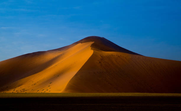 sossusvlei sand dunes - landscape panoramic kalahari desert namibia imagens e fotografias de stock