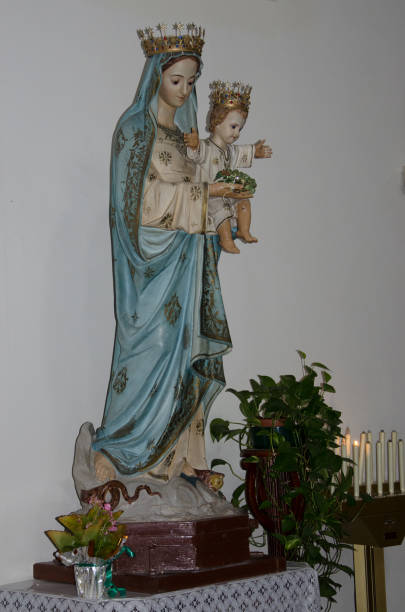 istock Virgin mary with jesus 1148576439