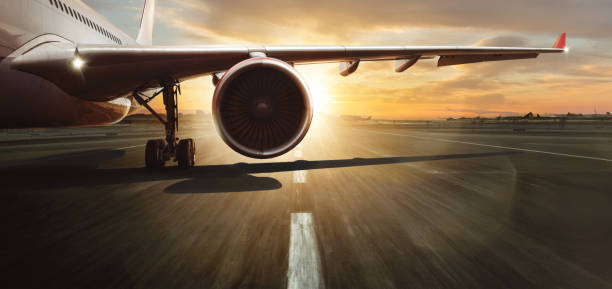 商業ジェット旅客機の翼およびタービン。 - wheel airplane landing air vehicle ストックフォトと画像