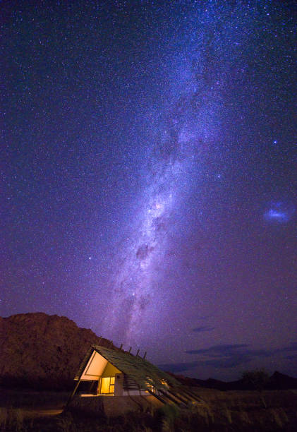 milky way over a small chalet of a desert lodge near sossusvlei in namibia - milky way imagens e fotografias de stock