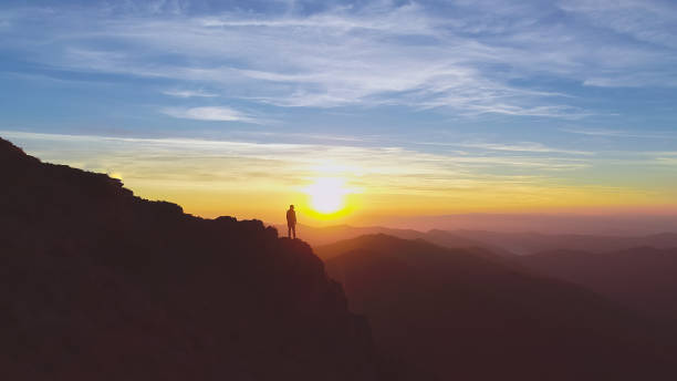 człowiek stojący na górze na pięknym tle wschodu słońca - mountain peak mountain snow hiking zdjęcia i obrazy z banku zdjęć