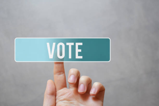 votação-mão que pressiona a tecla translúcida azul - vote button fotos - fotografias e filmes do acervo