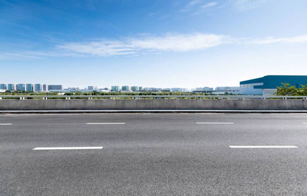 empty asphalt road with buildings in the city - out side imagens e fotografias de stock