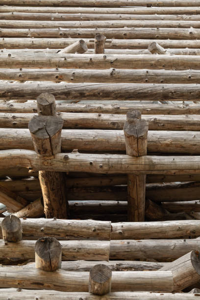 러시아 통나무 집입니다. 로그 벽의 조각입니다. 나무 배경 - log log cabin wood knotted wood 뉴스 사진 이미지