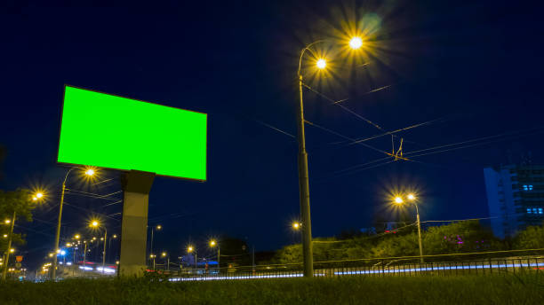zielony ekran billboard na autostradzie z ruchu - led panel zdjęcia i obrazy z banku zdjęć
