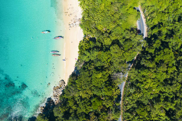 上から見て、白い砂浜とターコイズブルーの澄んだ水、長い尾のボートや人々日光浴、バナナビーチ、プーケット、タイで美しいトロピカルビーチの見事な空中ビュー。 - 5105 ストックフォトと画像