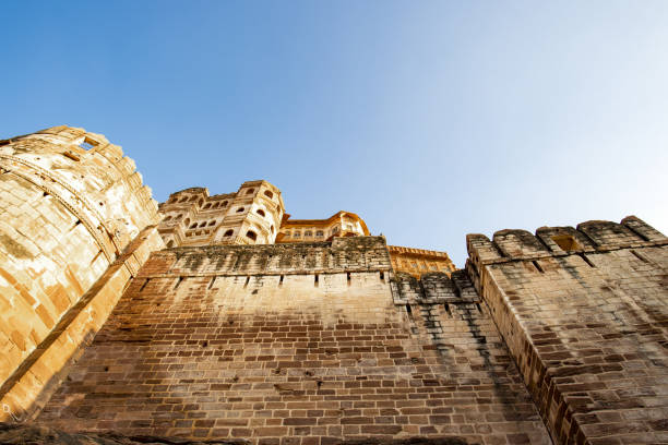 vista impressionante do forte antigo de mehrangarh durante um por do sol bonito. jodhpur, rajasthan, india. mehrangarh (forte de mehran) é um dos fortes os maiores em india. - 5087 - fotografias e filmes do acervo