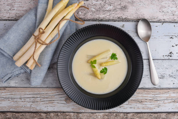 sopa de crema de espárragos blancos - sopa de crema fotografías e imágenes de stock