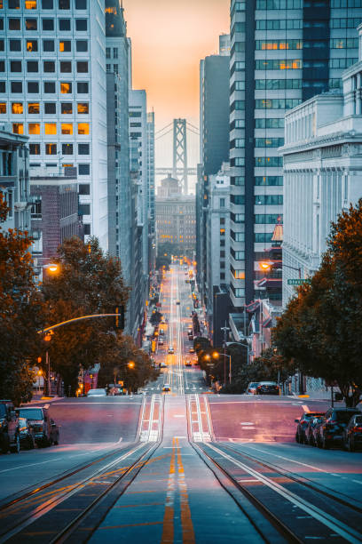 san francisco da baixa com rua de califórnia no nascer do sol, san francisco, califórnia, eua - chinatown san francisco chinatown san francisco county cityscape - fotografias e filmes do acervo