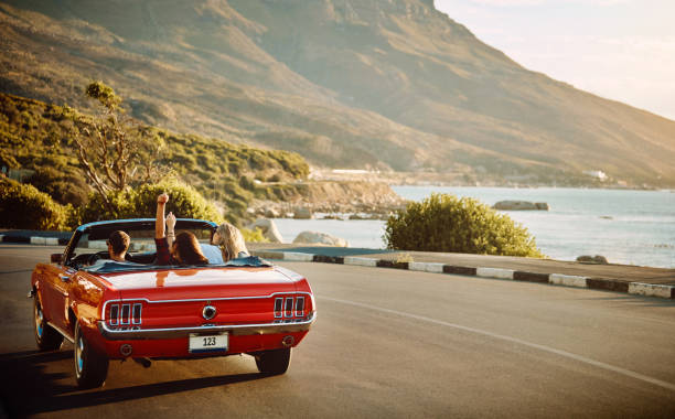 abraza el camino abierto con los brazos abiertos - viaje por carretera fotografías e imágenes de stock