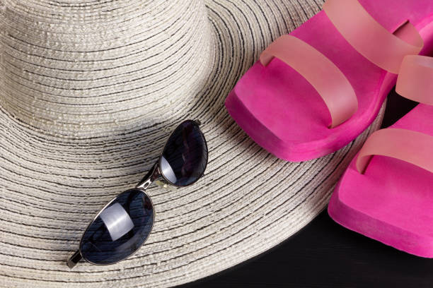белая соломенная шляпа, пляжные сандалии и солнцезащитные очки - sunglasses wood black dark стоковые фото и изображения