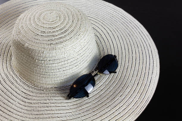 белая соломенная шляпа и солнцезащитные очки - sunglasses wood black dark стоковые фото и изображения