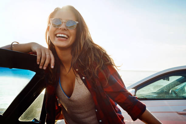 fai in modo che il tempo di viaggiare - sunglasses women smiling portrait foto e immagini stock