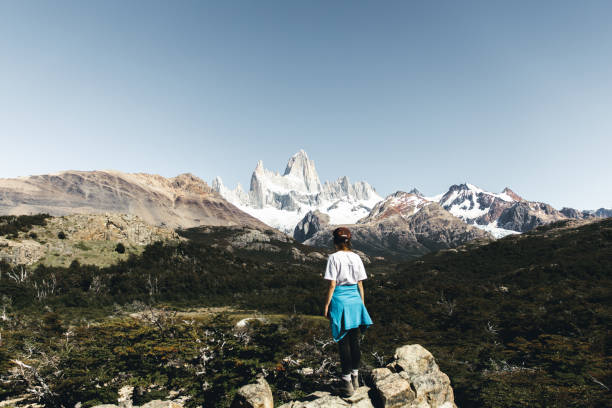 femme randonnée à fitz roy en patagonie - hiking young women outdoors t shirt photos et images de collection