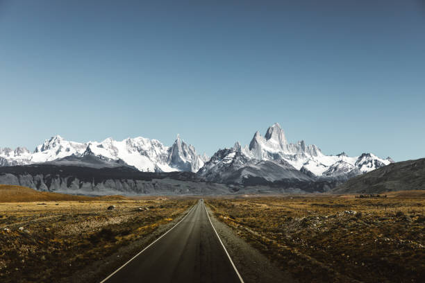 vista de la carretera a fitz roy en la patagonia - snowcapped mountain mountain range snow fotografías e imágenes de stock
