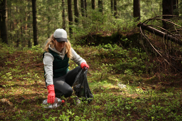 大人の女性ボランティアが、森林の環境を汚染ごみとプラスチックをきれいにする - cleaning environment clean earth ストックフォトと画像