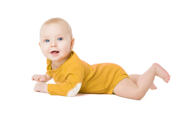 ramper bébé garçon, enfant heureux infantile couché sur blanc, six mois vieux enfant - être étendu sur le ventre photos et images de collection