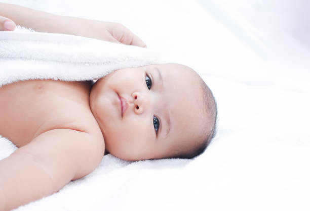 maman asiatique douche bébé pour nettoyer la saleté donner à l'enfant dans  le bain récipient pour la propreté mode de vie famille entre mère et enfant  utilisé pour la douche de bébé