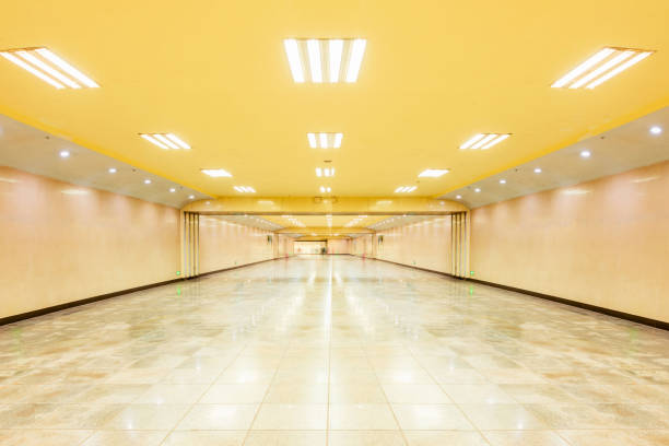 Empty Personnel aisles Empty Personnel aisles under the street ground 天花板 stock pictures, royalty-free photos & images
