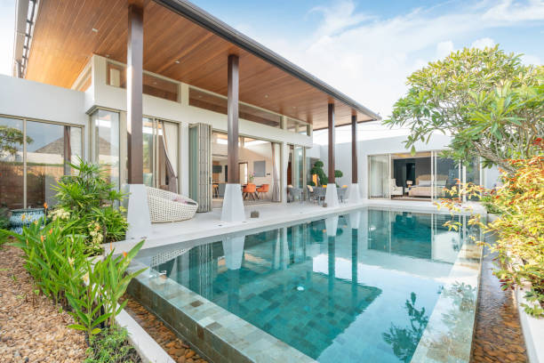 дом или дом здание внешний и дизайн интерьера показаны тропические виллы бассейн с зеленым садом - tropical hotel стоковые фото и изображения