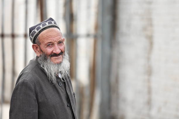 sorridente vecchio del popolo uiguro. zona mercato domenicale-hotan-xinjiang-cina-0135 - uighur foto e immagini stock