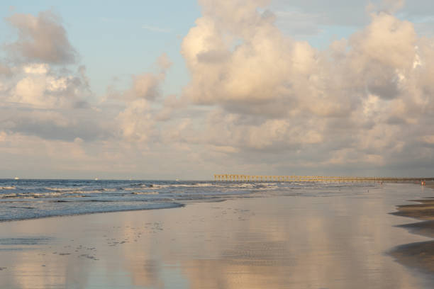 Scenie pastel da praia na costa de North Carolina no alvorecer - foto de acervo