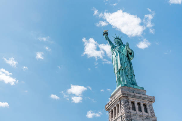 statue de la liberté le jour ensoleillé, fond clair de ciel bleu. symbole de nation des états-unis, destination de voyage ou concept d’attraction touristique d’amérique - statue liberty statue of liberty ellis island photos et images de collection