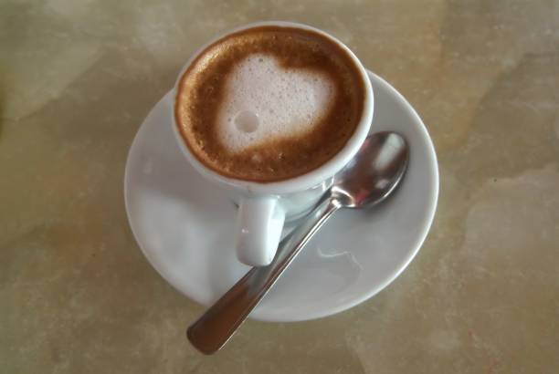 泡から成っている心の形が付いている白いコーヒーコップ - barista coffee coffee crop heart shape ストックフォトと画像