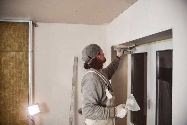 istock Workman plastering gypsum walls inside the house. 1148640526